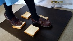 4-6 The maid rubs the loafers on the bread